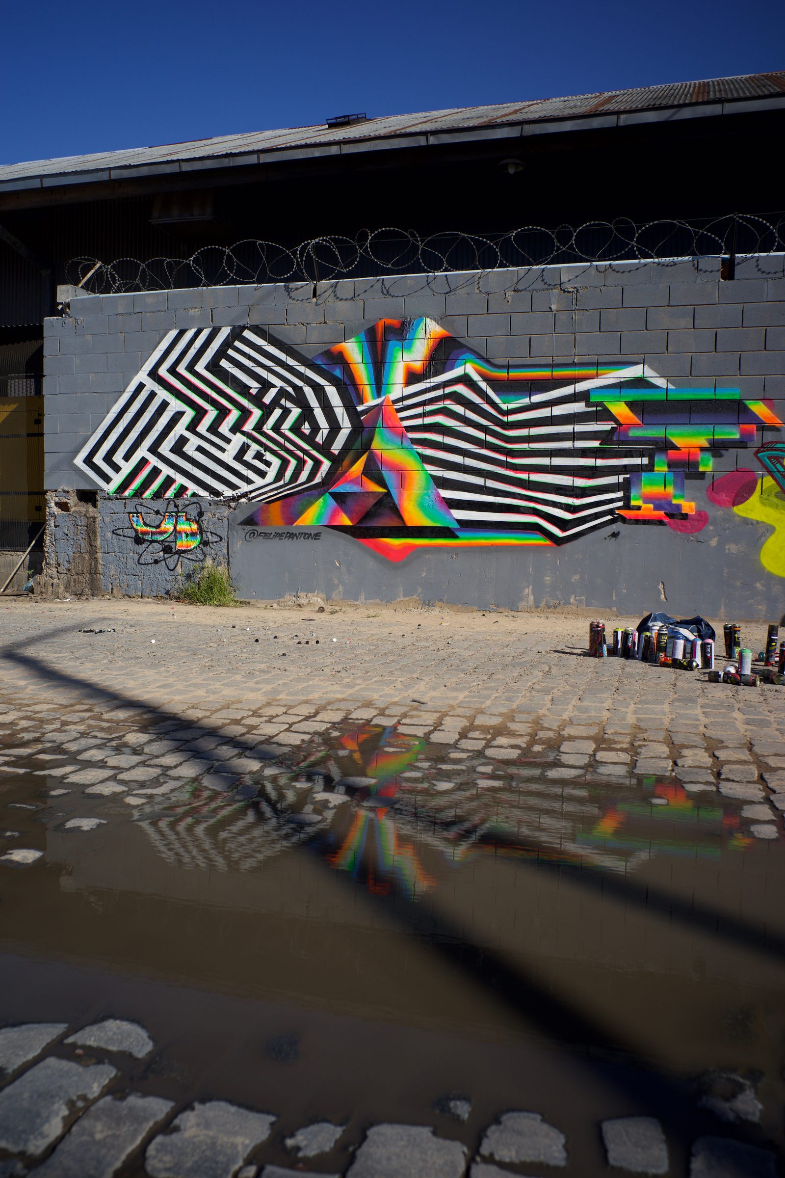 Buenos Aires, 2014 — Pieza de calle del mismo viaje: op-art y flechas espectrales, firmada UB 14