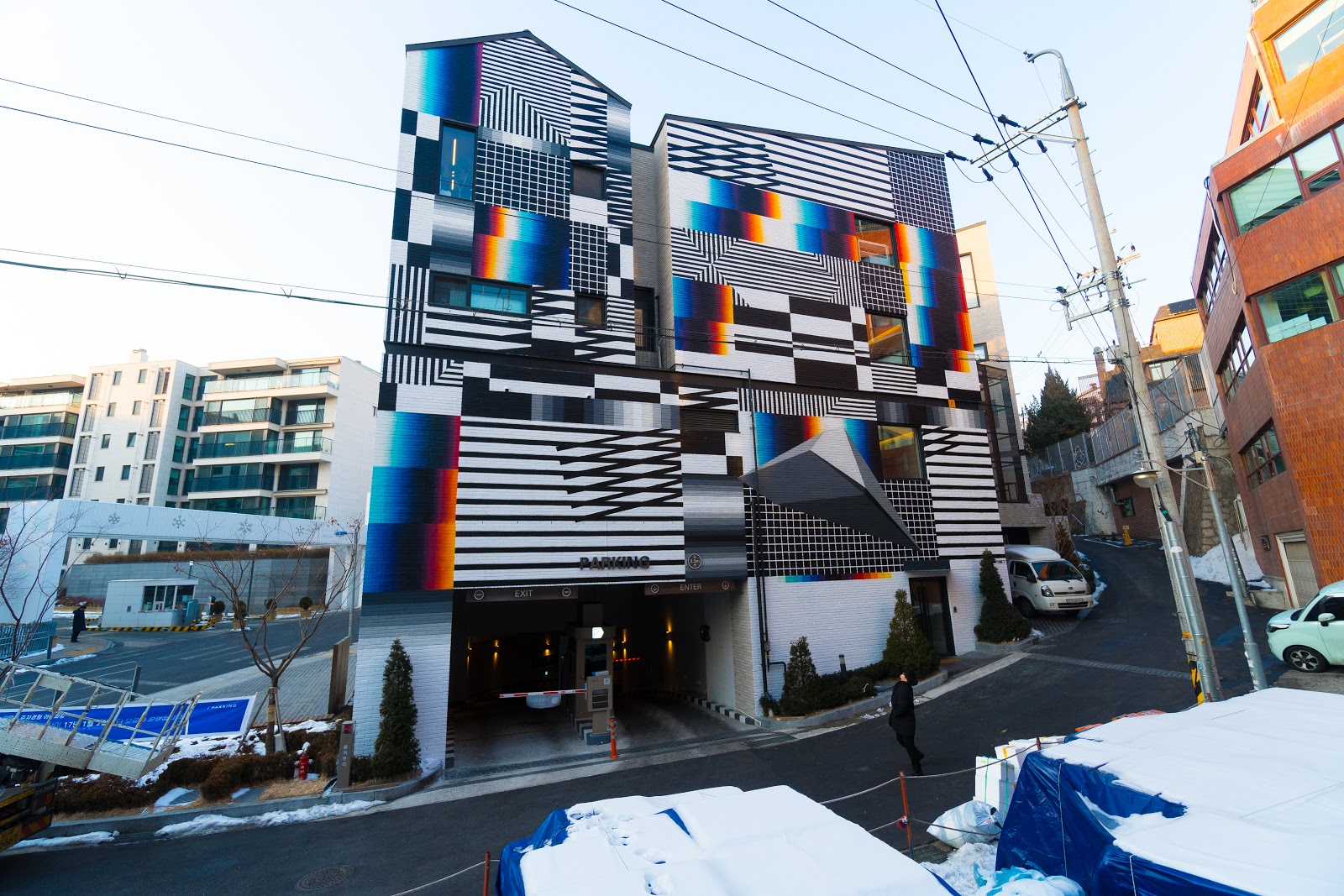 Information Overload in an Organized Grid, 2017 — foto del Drive del estudio (harvest 2026-07-04) · carpeta seoul-2017-d-museum
